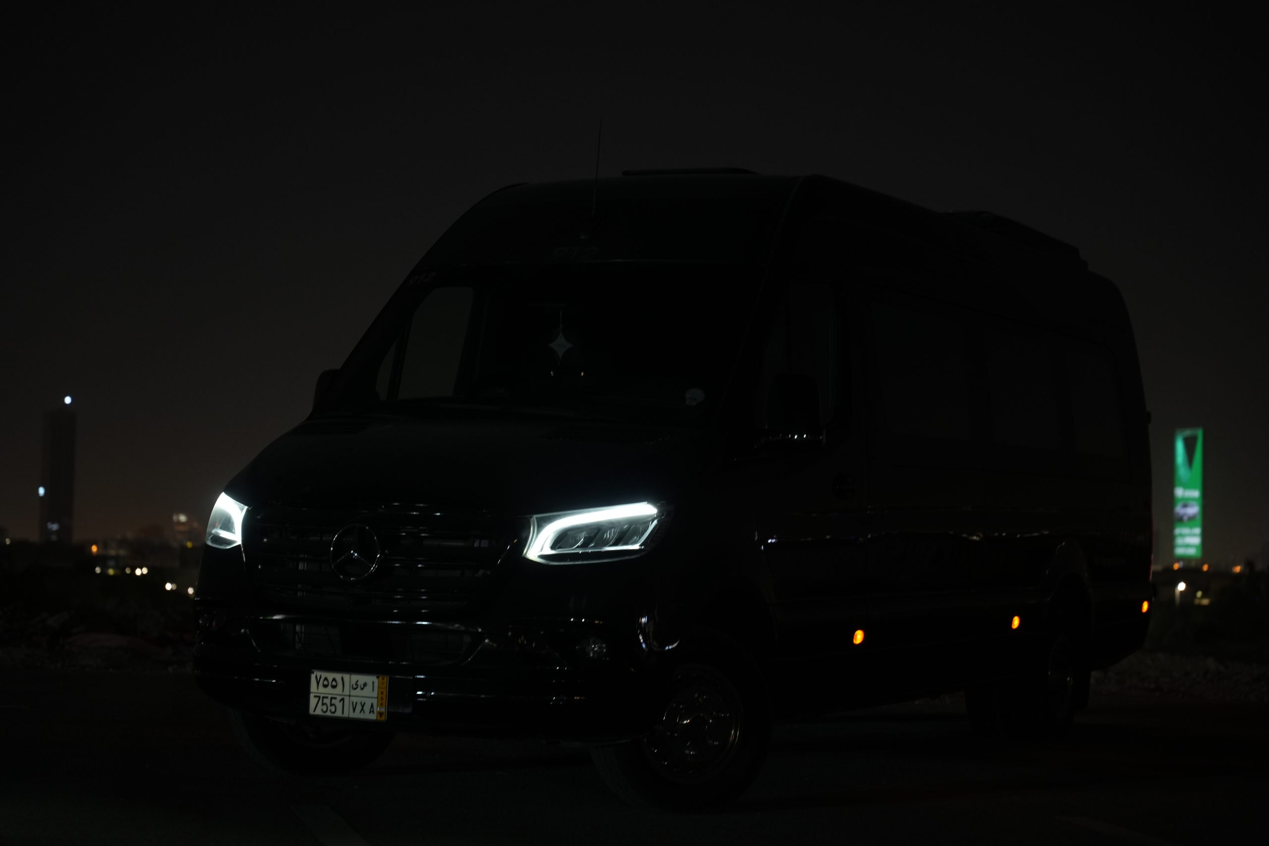 دور النقل الجماعي الفاخر في تحسين تجربة الزائر